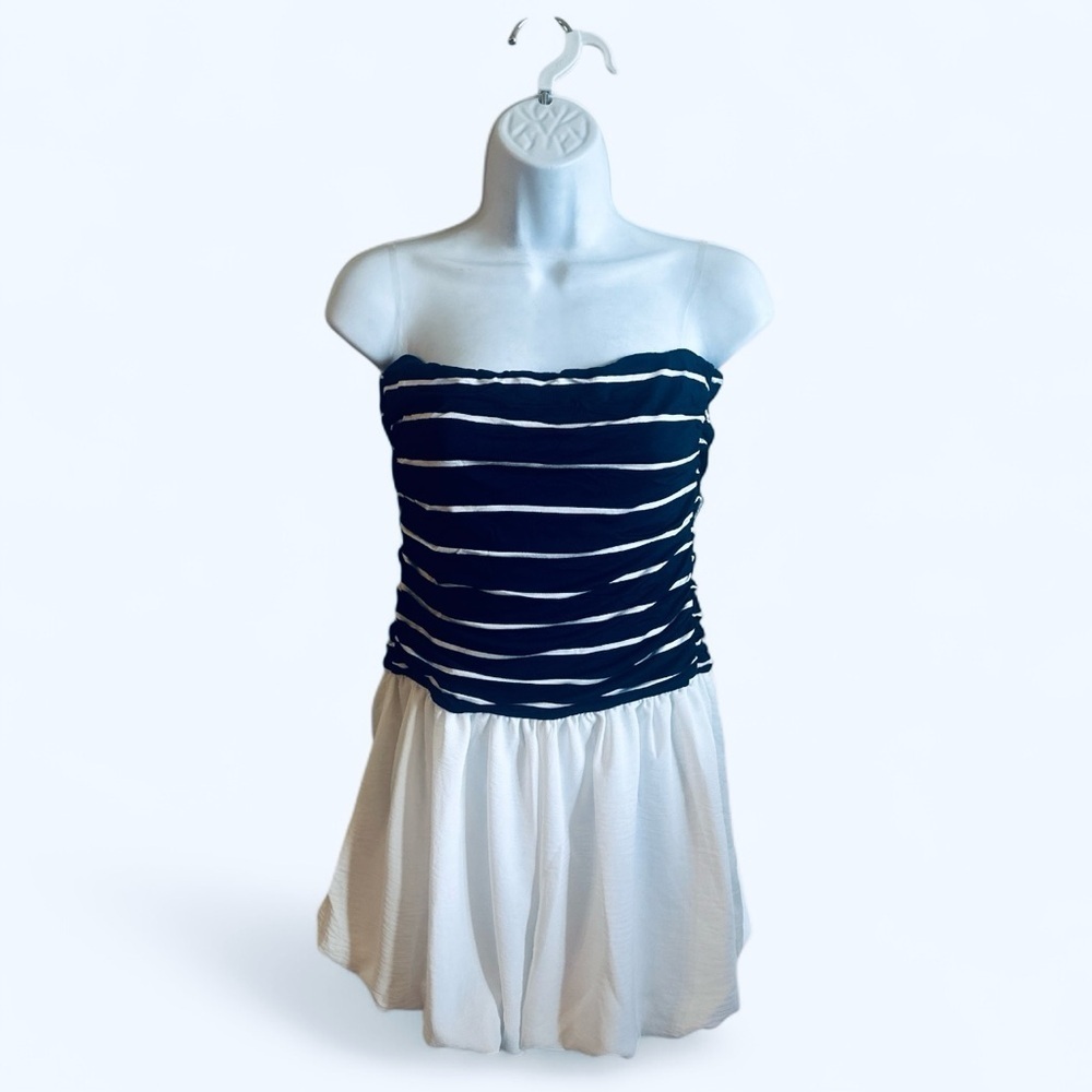 Gilli Romper Size Medium Navy Blue White Striped Pull On Bubble Hem Shorts - Picture 3 of 14
